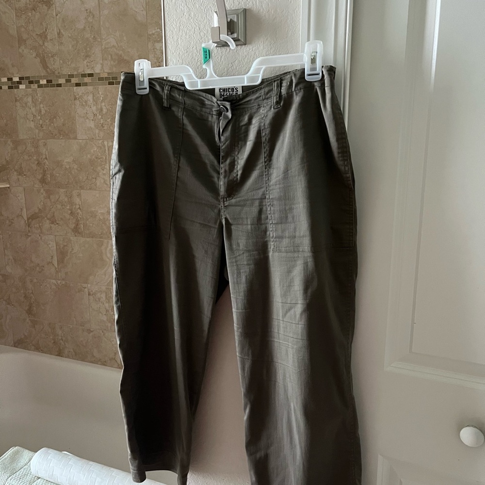 Cute khaki cropped pants.